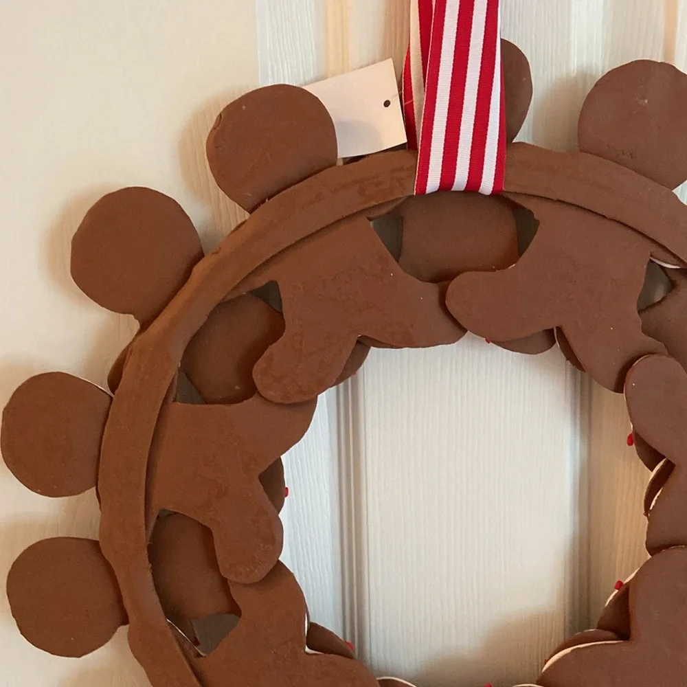 18” Gingerbread Men Christmas Wreath Layered Decorated w/ White & Red Icing - Picture 11 of 16